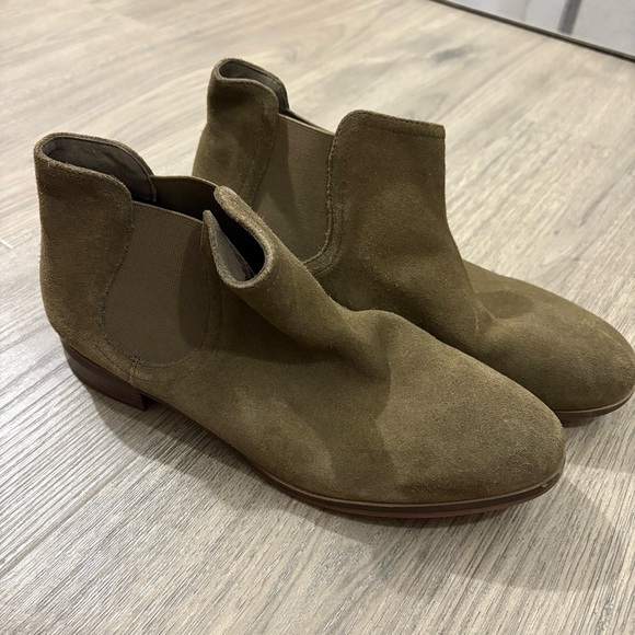 Clarks Women’s Sz 10 Trish Chelsea Dark Olive Suede Boots Ultimate Comfort NEW - Picture 9 of 9